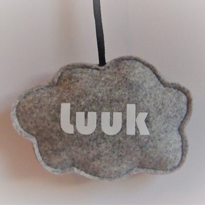 Hangertje wolk grijs